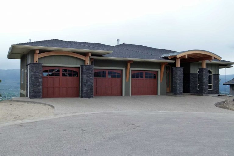 legacy_garage_doors_kelowna_aluminum_infinity_classic_with_glass2